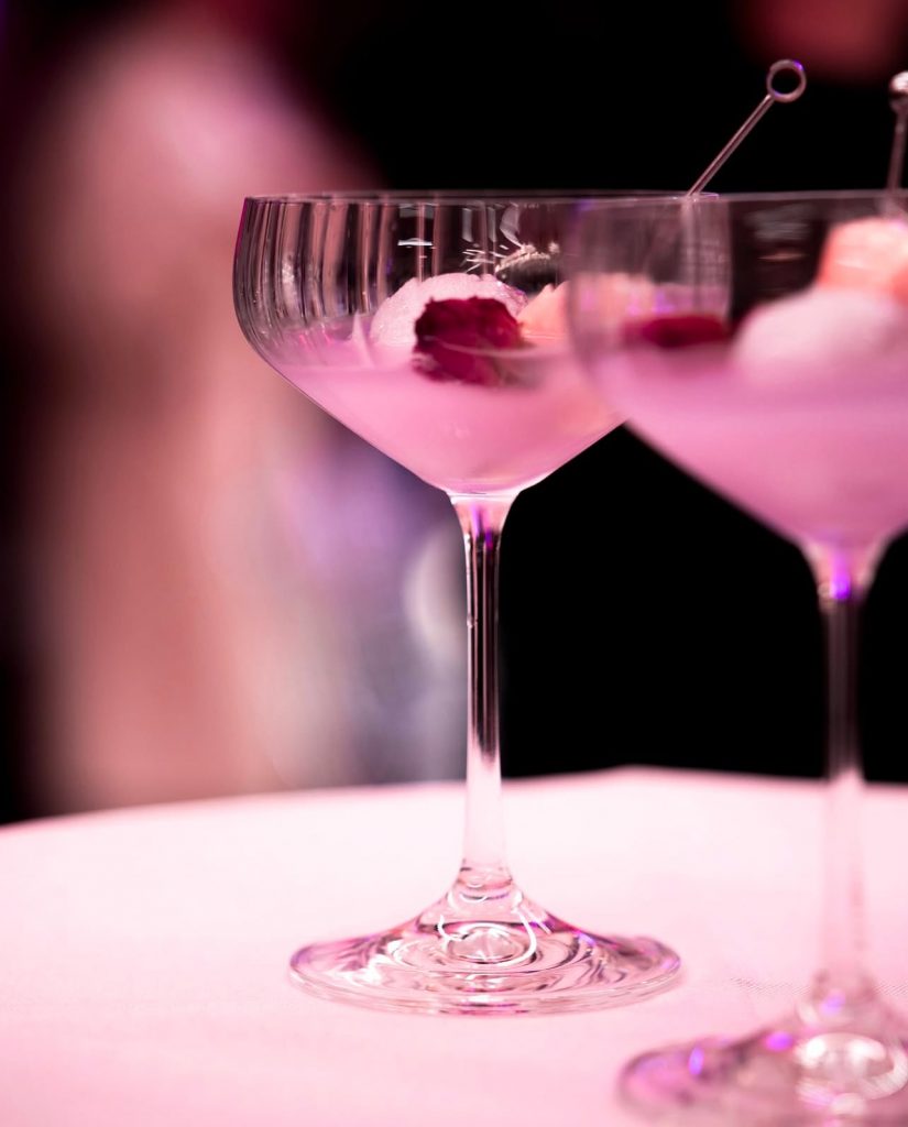 CÓCTELES Y BEBIDAS PARA ESTAS FIESTAS: EL ARTE DE PRESENTARLOS CON ESTILO