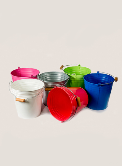 Cubos metálicos con asa