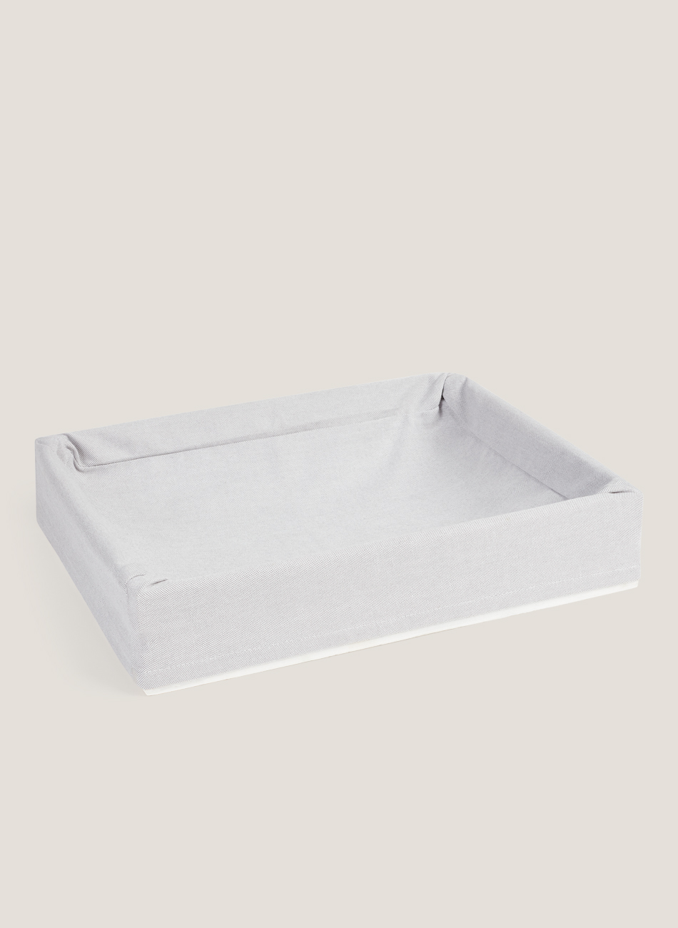 Bandeja blanca con tela gris