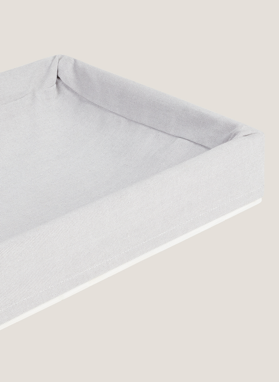 Bandeja blanca con tela gris