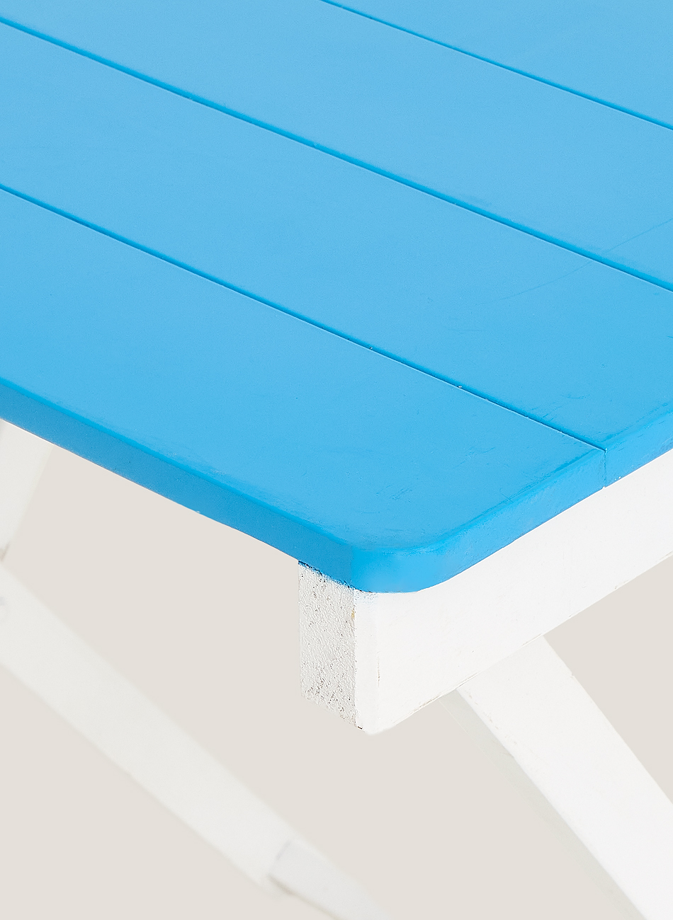 Mesa cuadrada madera azul